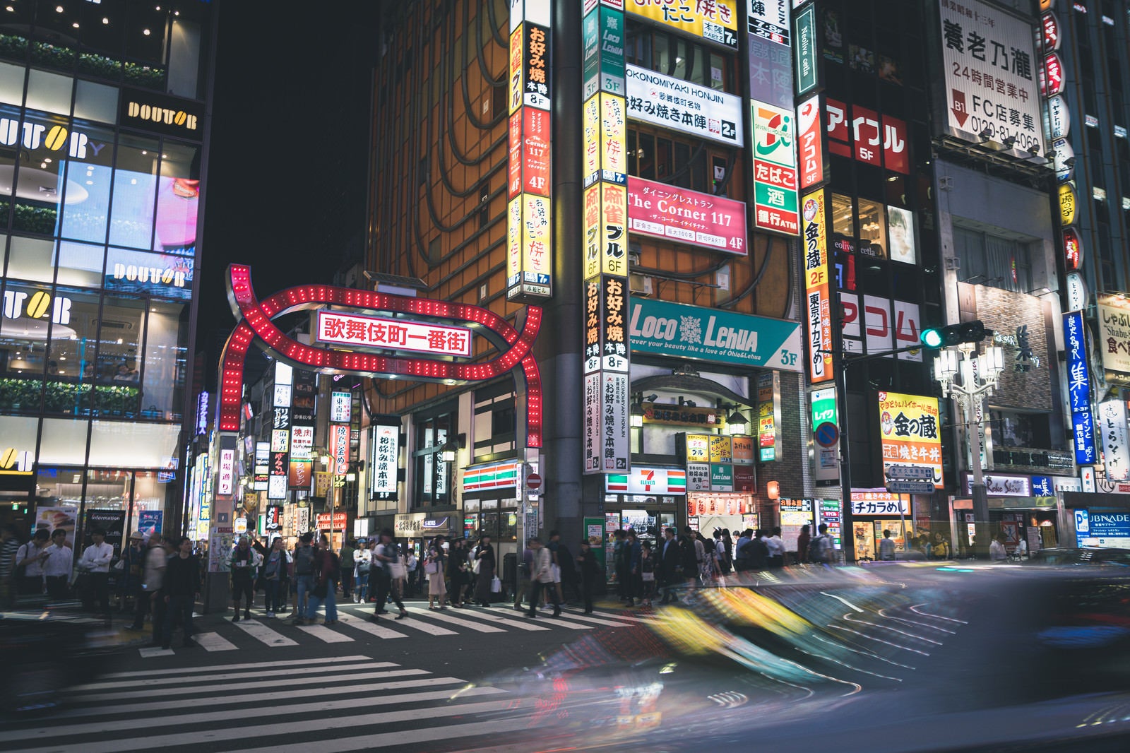 「夜の歌舞伎町一番街（正面）」の写真