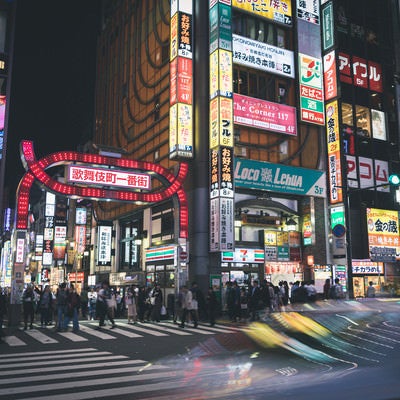 夜の歌舞伎町一番街（正面）の写真