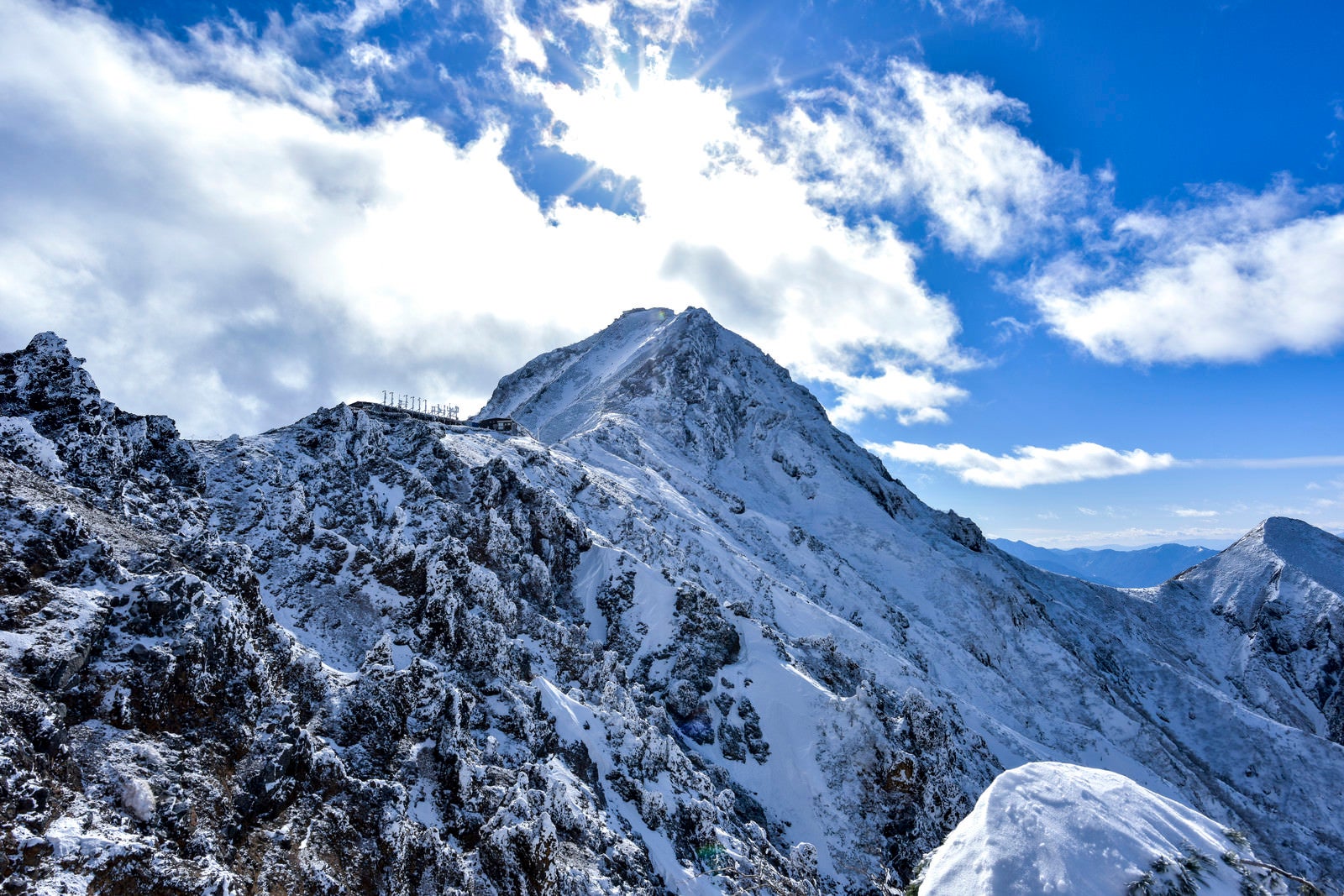 「冬の地蔵尾根から眺める赤岳」の写真