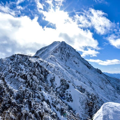 冬の地蔵尾根から眺める赤岳の写真