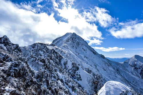 冬の地蔵尾根から眺める赤岳の写真