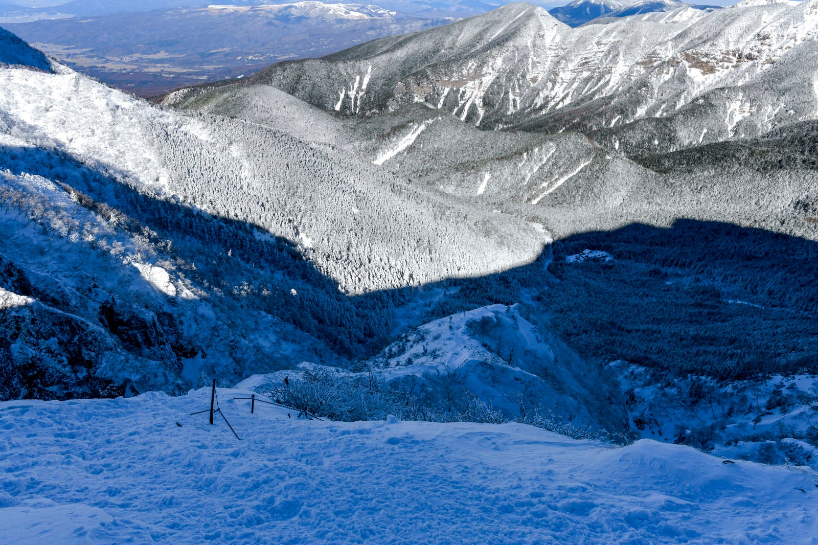 「冬の文三郎尾根の登山道を見下ろす」の写真