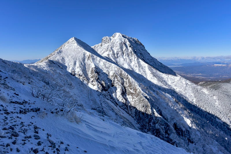 冬の文三郎尾根中腹から見る阿弥陀岳の写真