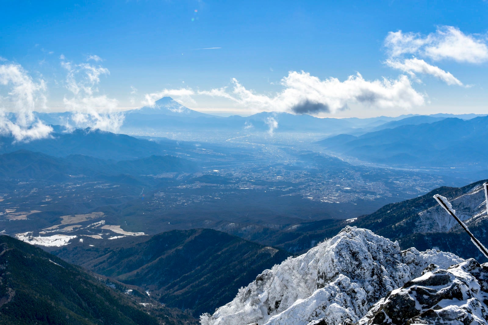 「冬の赤岳山頂から見る富士山」の写真