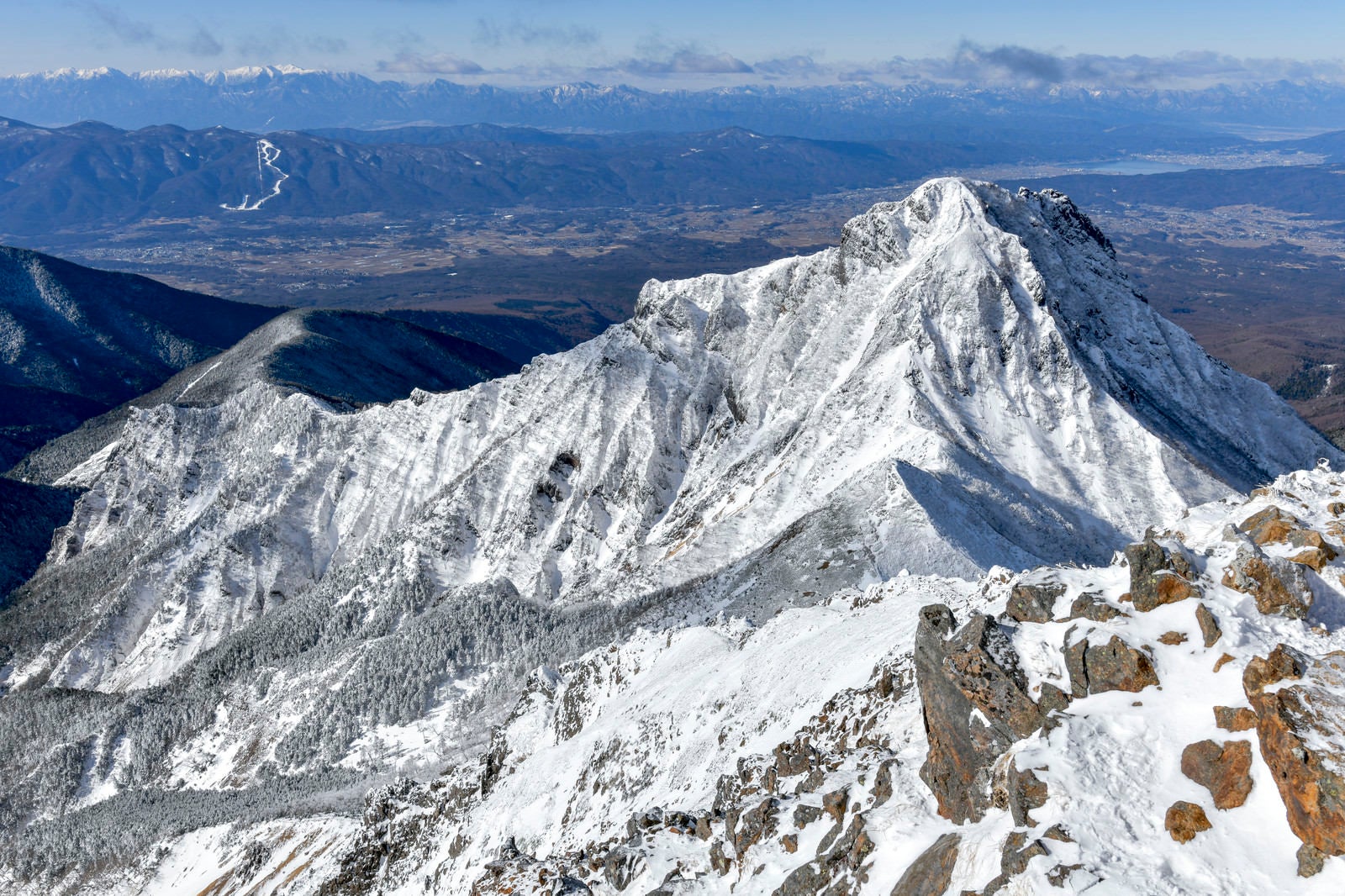 「冬の阿弥陀岳と南アルプスの山々」の写真