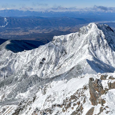 冬の阿弥陀岳と南アルプスの山々の写真