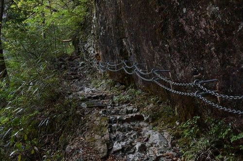 岩壁を登る鎖の手すり（大杉谷）の写真