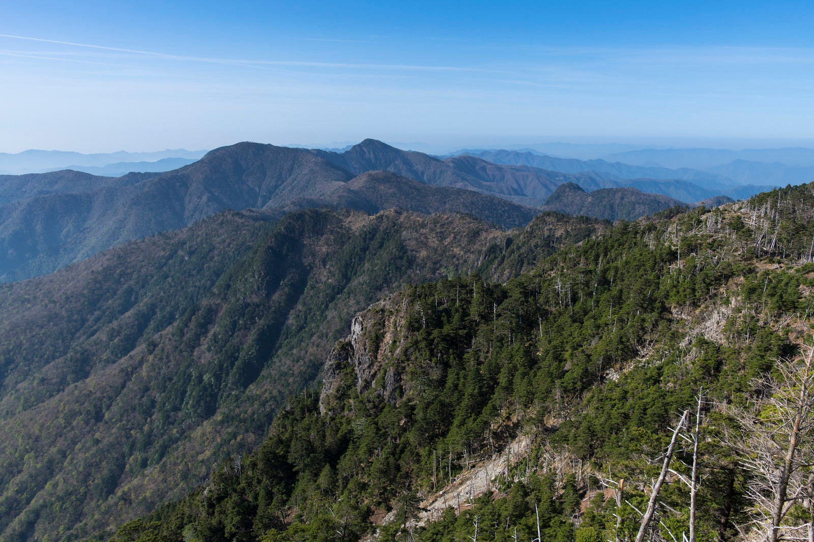 「八経ヶ岳から眺める大峰奥駈道南部」の写真