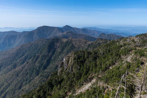八経ヶ岳から眺める大峰奥駈道南部の写真