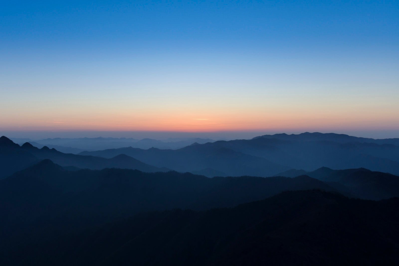 「大台ヶ原の朝焼けと近畿の山々」の写真