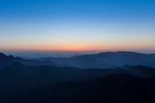 大台ヶ原の朝焼けと近畿の山々の写真