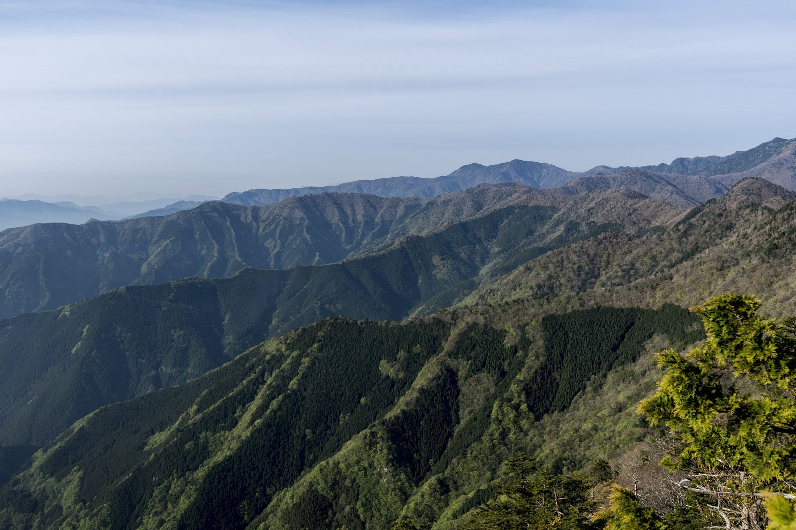 「大峰奥駈道から見る大峰山やその奥の山々の景色」の写真