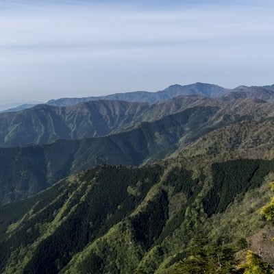 大峰奥駈道から見る大峰山やその奥の山々の景色の写真