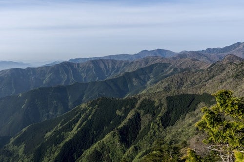 大峰奥駈道から見る大峰山やその奥の山々の景色の写真