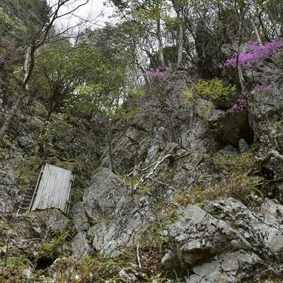 大峰奥駈道の水場の崖の写真