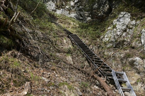 大峰奥駈道のはしごで繋がれた険しい登山道の写真