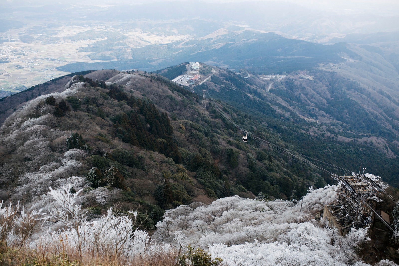 「凍った山を登る筑波山ロープウェイ」の写真