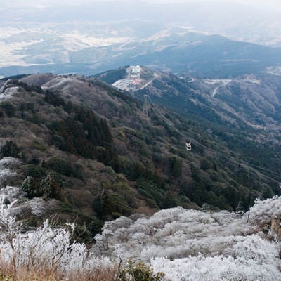 凍った山を登る筑波山ロープウェイの写真