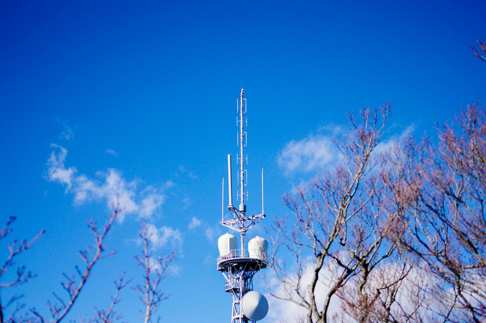 「筑波山に立つ鉄塔の先端」の写真