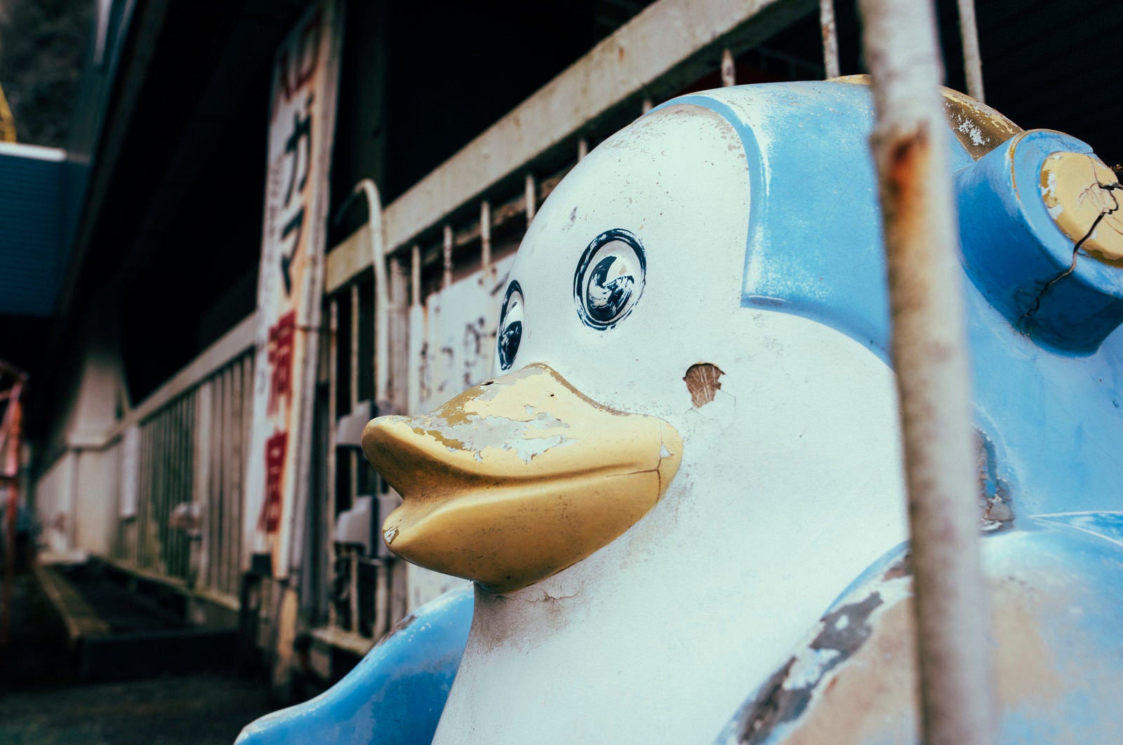 「筑波山の遊園地に放置された人形」の写真