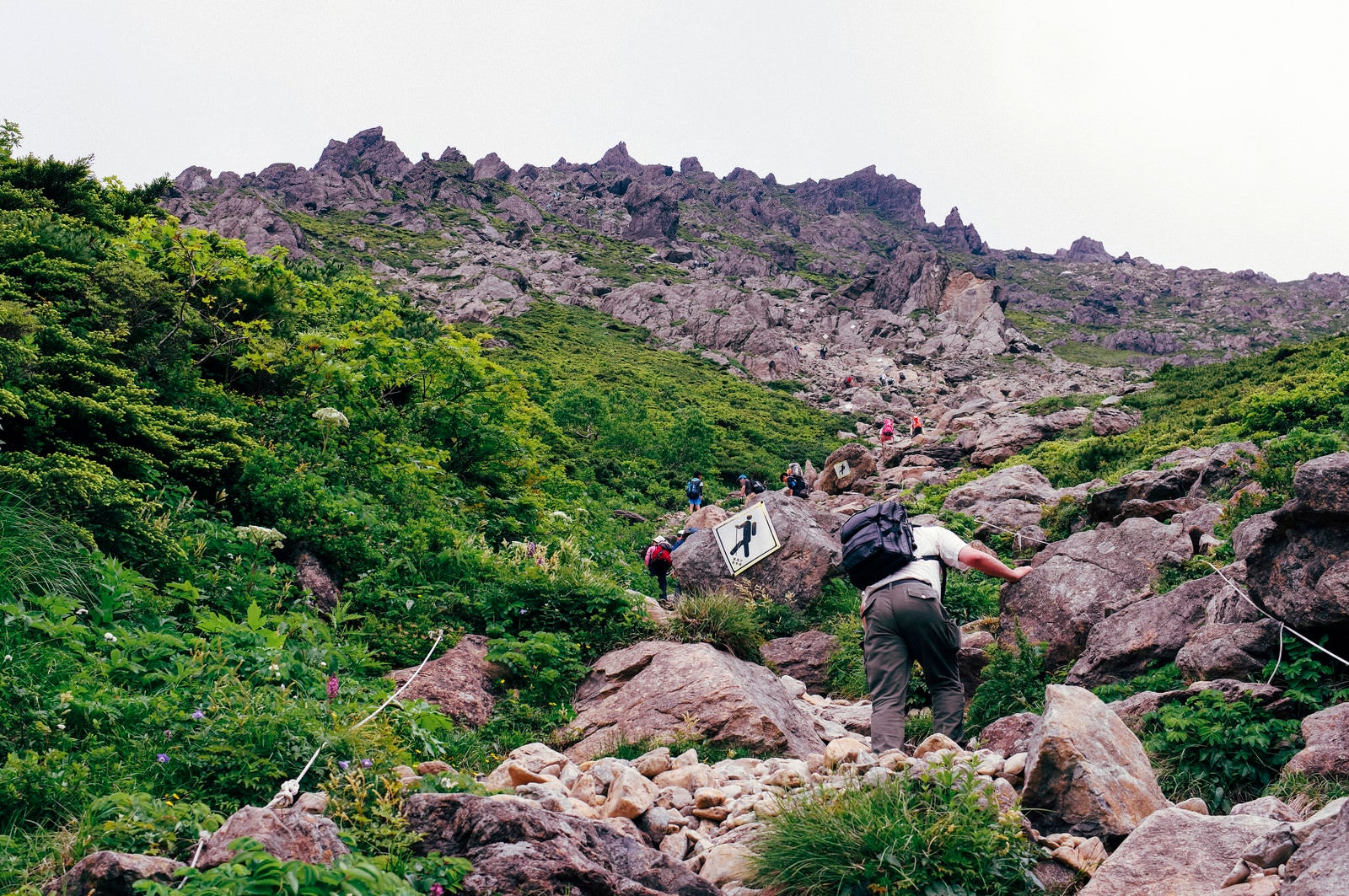 「岩肌を詰める早池峰山登山道」の写真