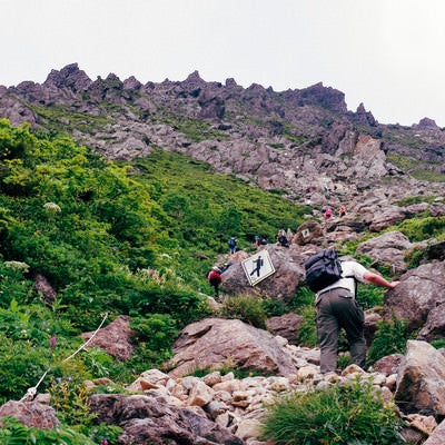 岩肌を詰める早池峰山登山道の写真