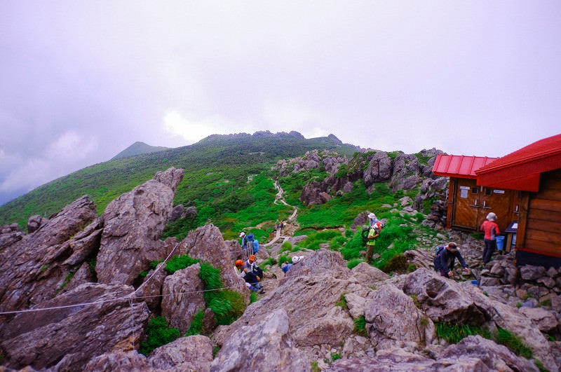早池峰山山頂で休む人々の写真