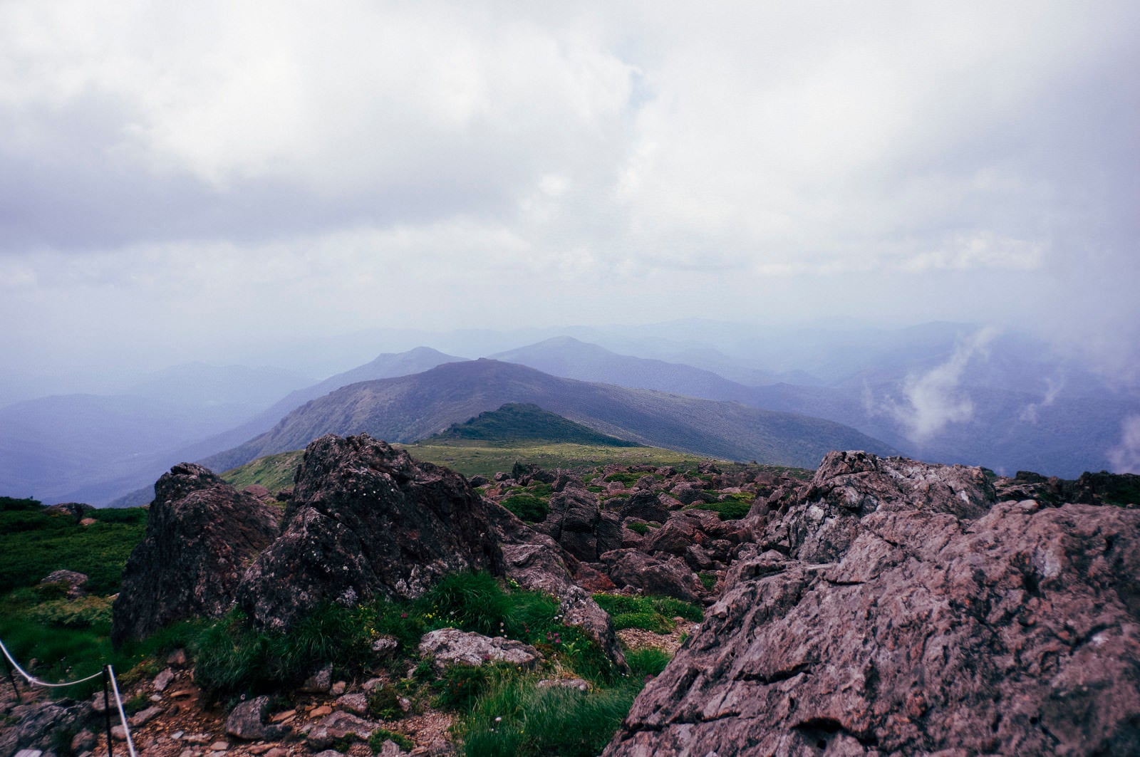 「早池峰山稜線から見る遠野山地の景色」の写真