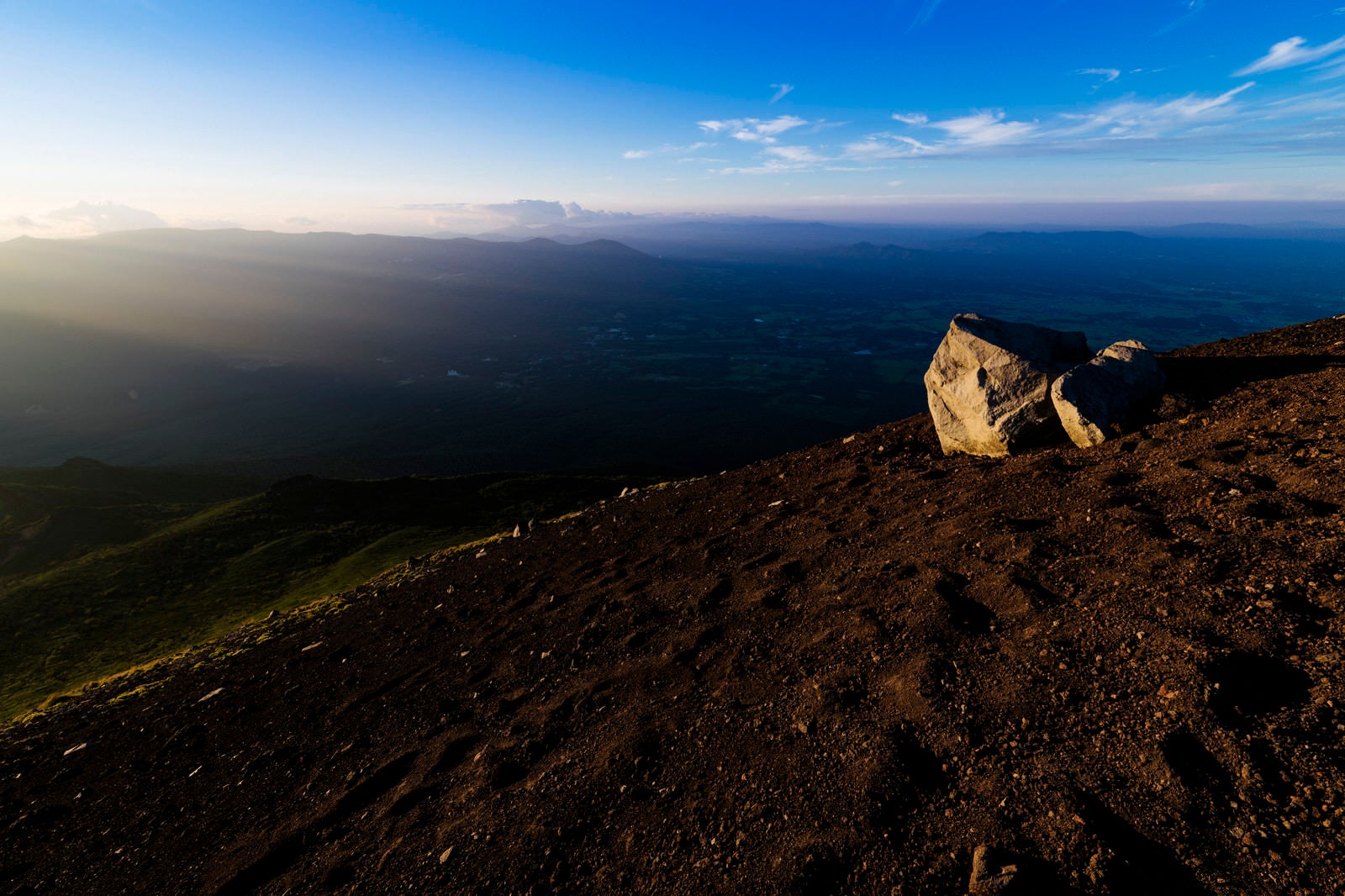 「夕日に染まる火山岩（岩手山）」の写真