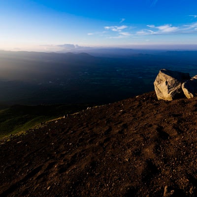 夕日に染まる火山岩（岩手山）の写真