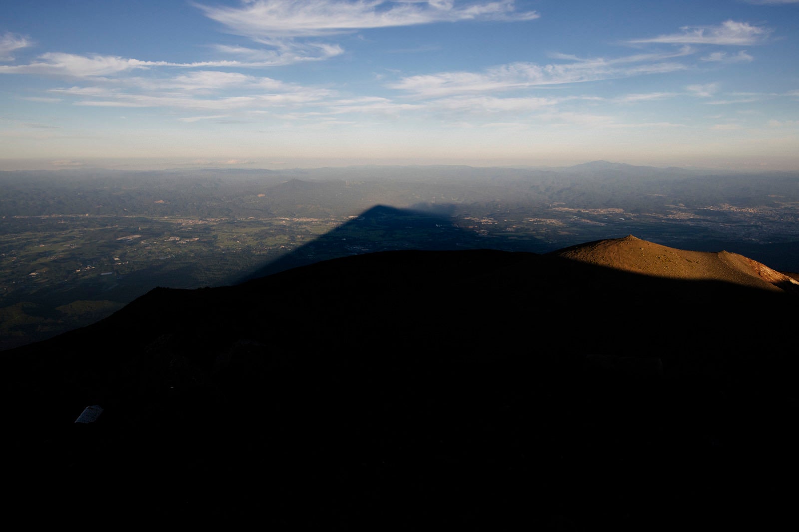 「夕日を受ける岩手山が作り出した影富士」の写真