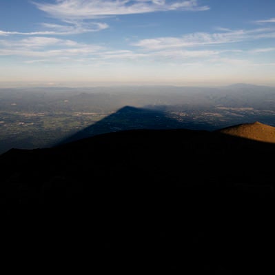 夕日を受ける岩手山が作り出した影富士の写真