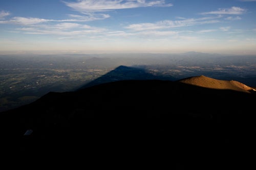 夕日を受ける岩手山が作り出した影富士の写真