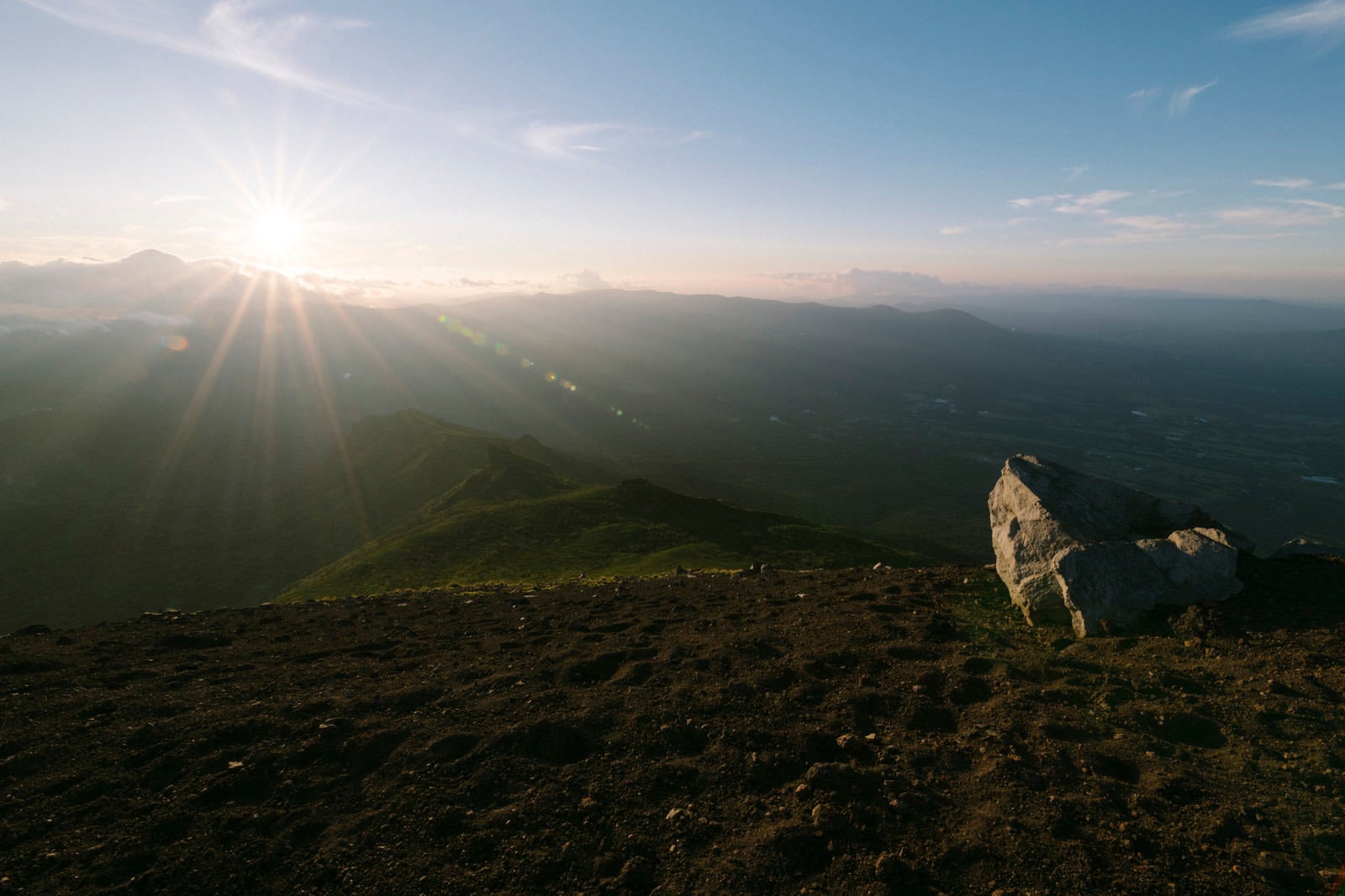 「夕日を受ける岩手山山頂の岩々と鬼ヶ城コース方面」の写真