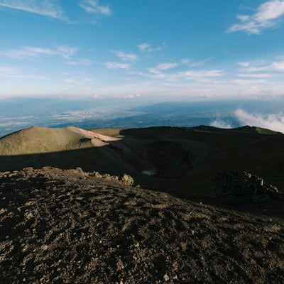 妙高岳と地平線（岩手山）の写真