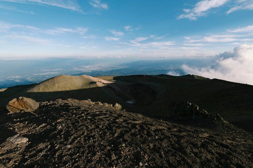 妙高岳と地平線（岩手山）の写真