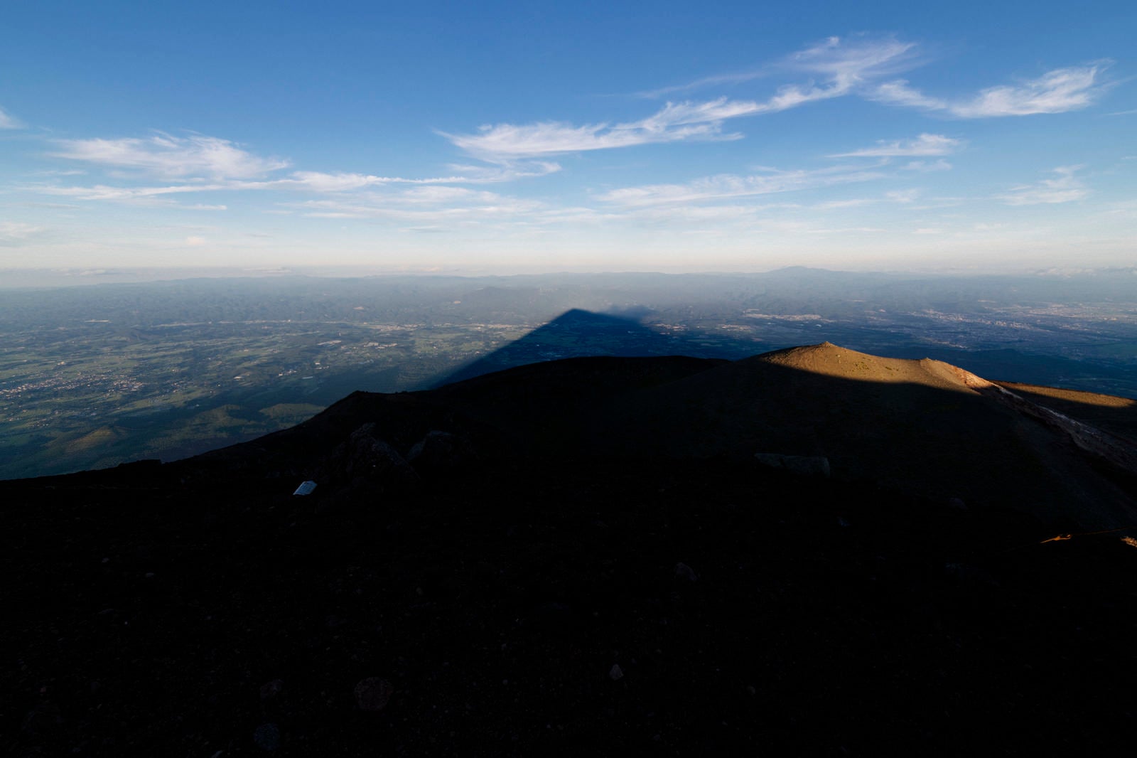 「岩手山が作り出す巨大な影富士」の写真