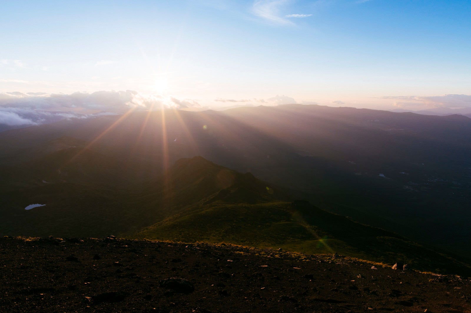 「岩手山に照り付ける神々しい夕日」の写真