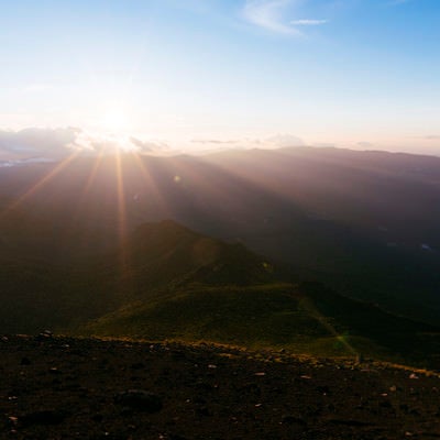 岩手山に照り付ける神々しい夕日の写真