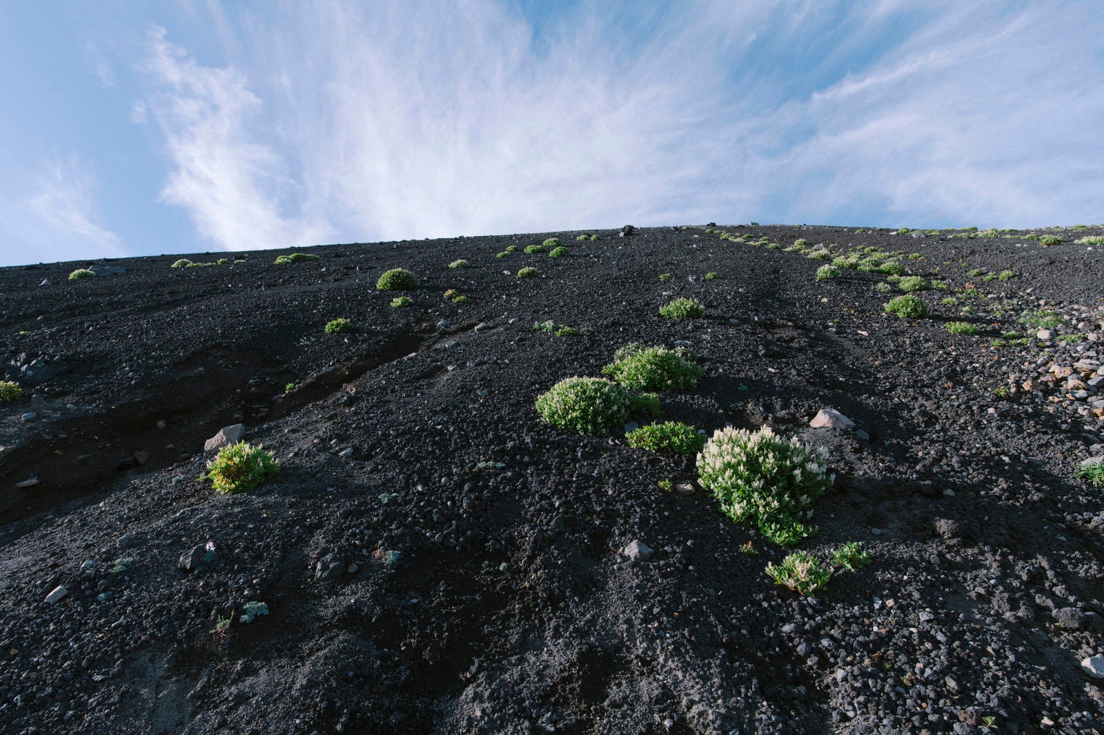 「火山の斜面と雲の空（岩手山）」の写真
