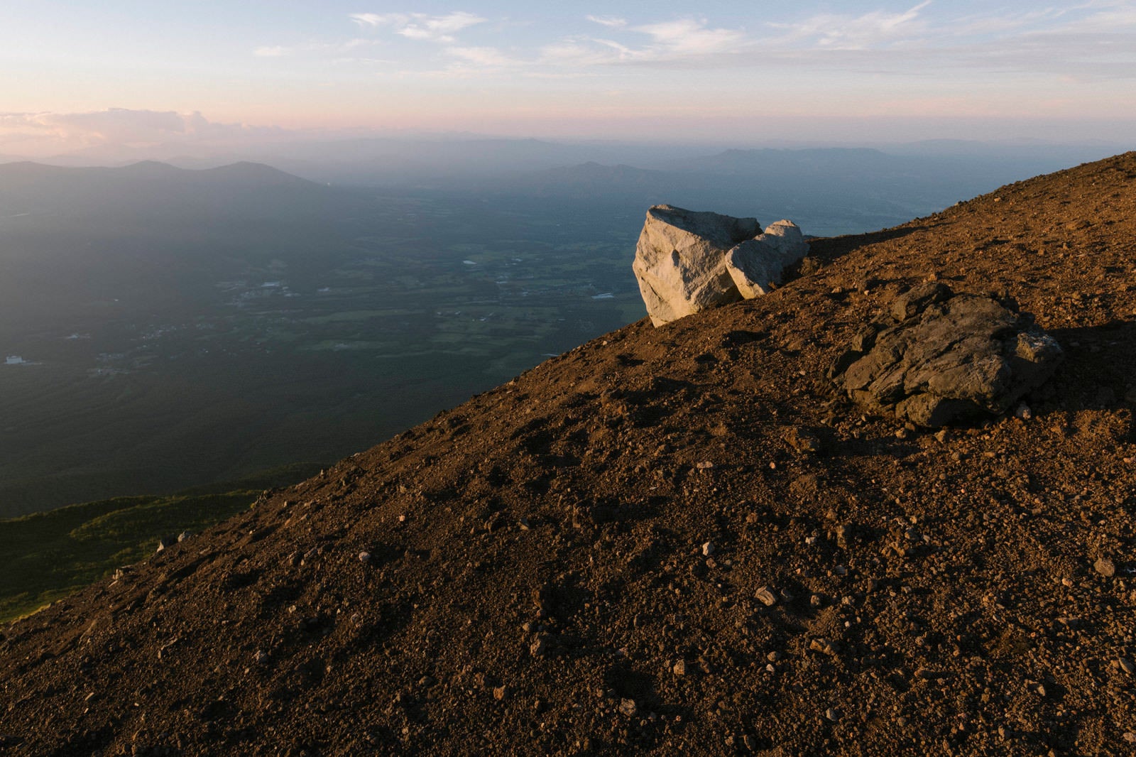 「火山岩と喉かな麓の景色（岩手山）」の写真