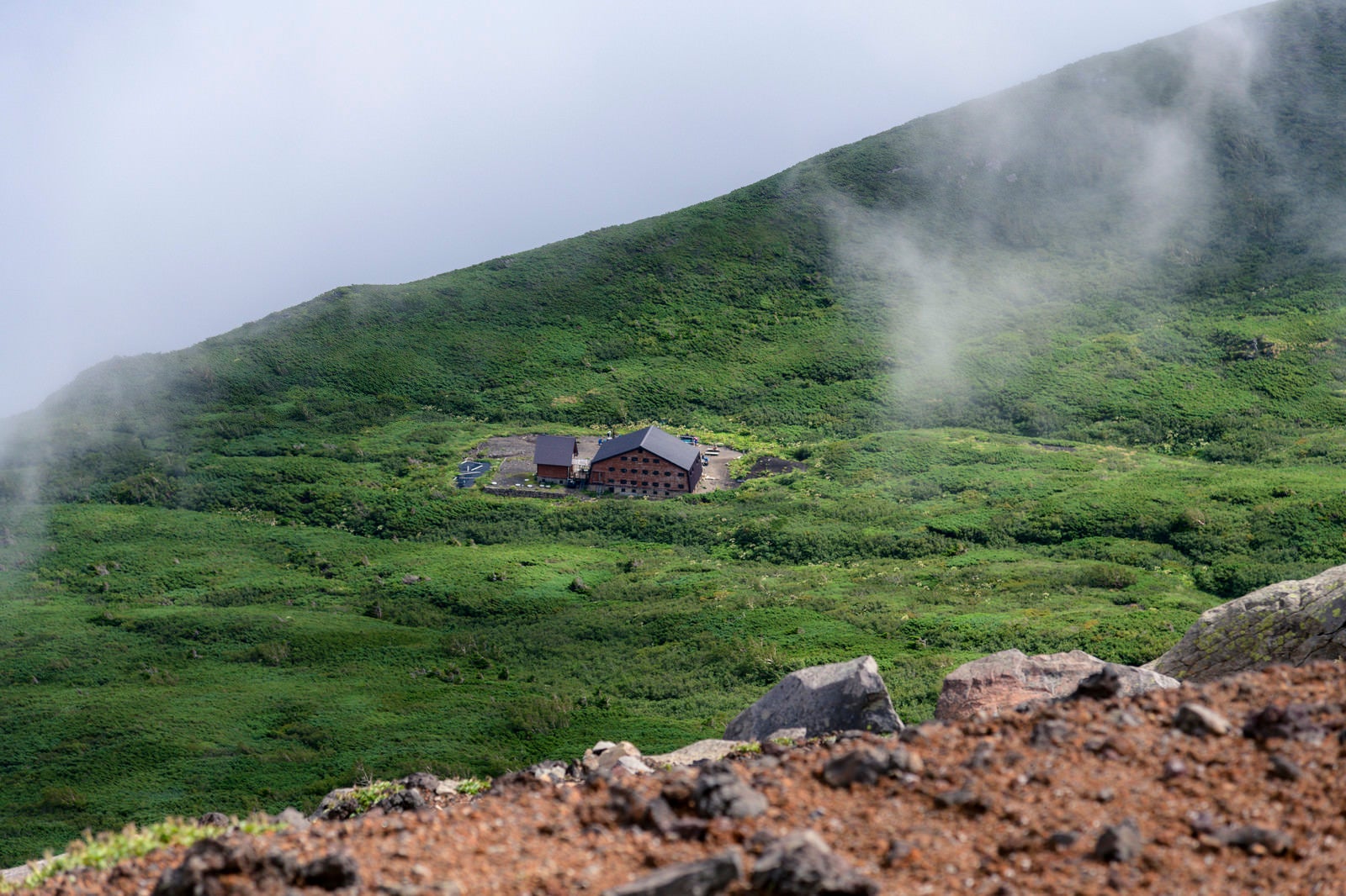 「雲の向こうに見える岩手山8合目小屋」の写真