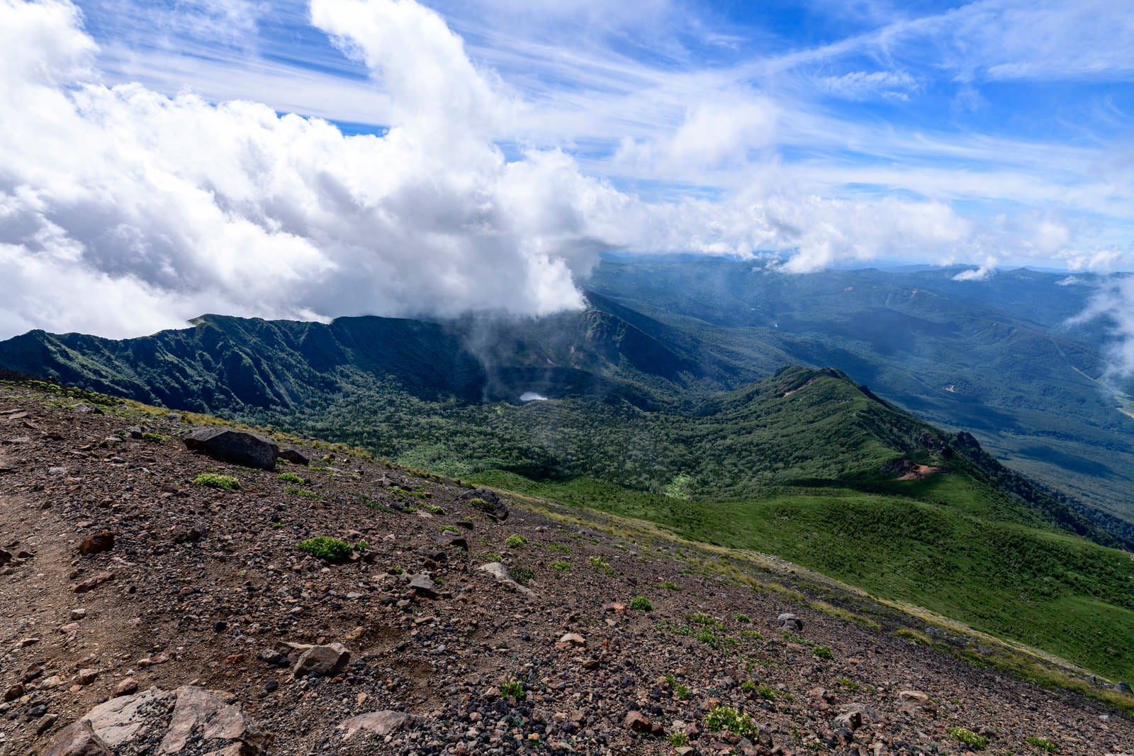 「雲を纏う岩手山鬼ヶ城コース方面」の写真