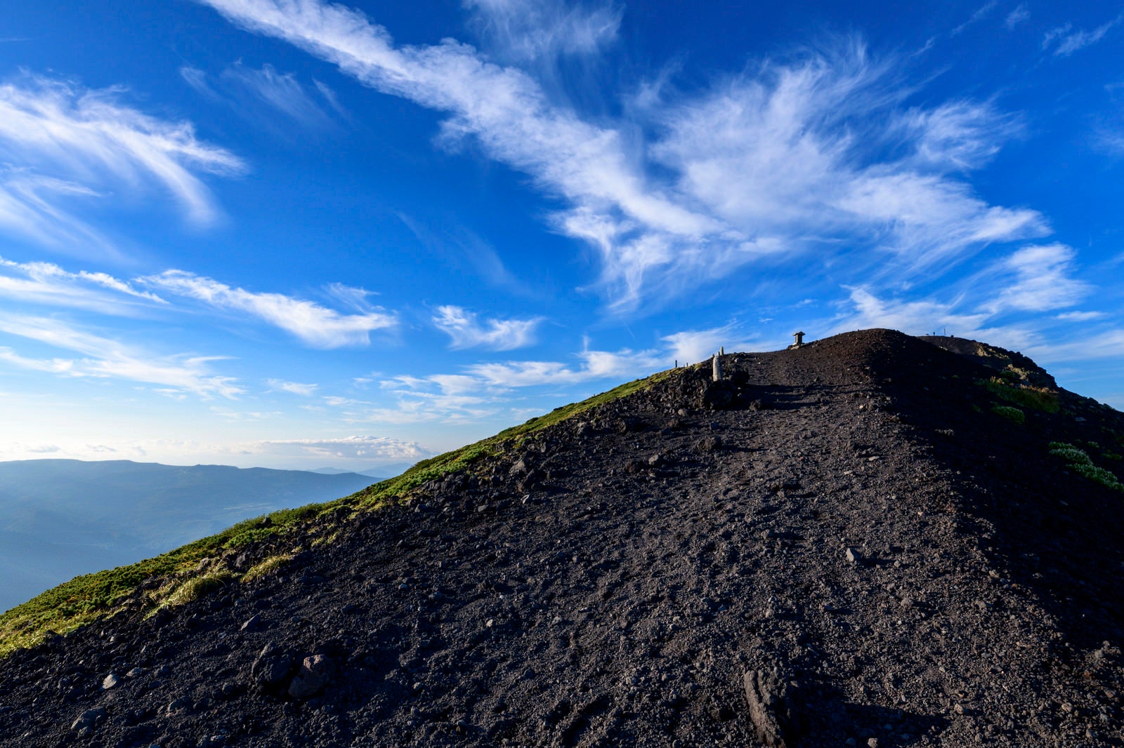 「青空広がる岩手山山頂への登山道」の写真