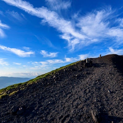 青空広がる岩手山山頂への登山道の写真