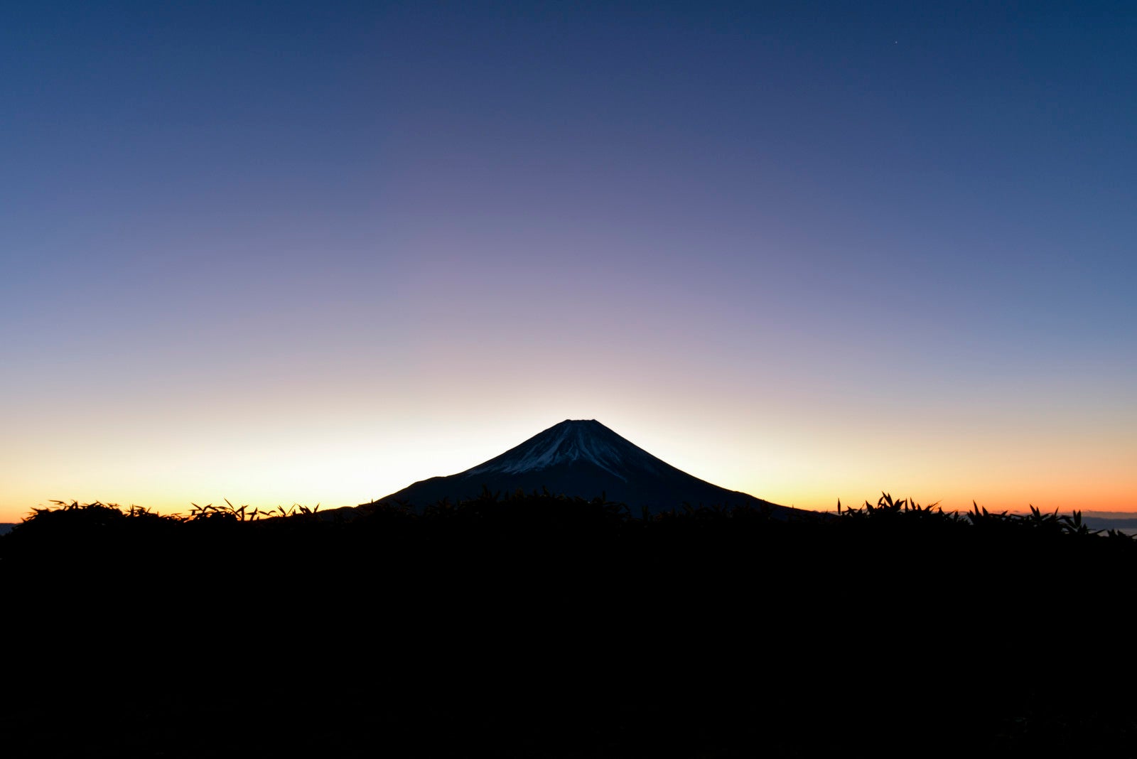「朝焼けを待つ富士山」の写真