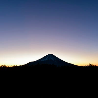 朝焼けを待つ富士山の写真