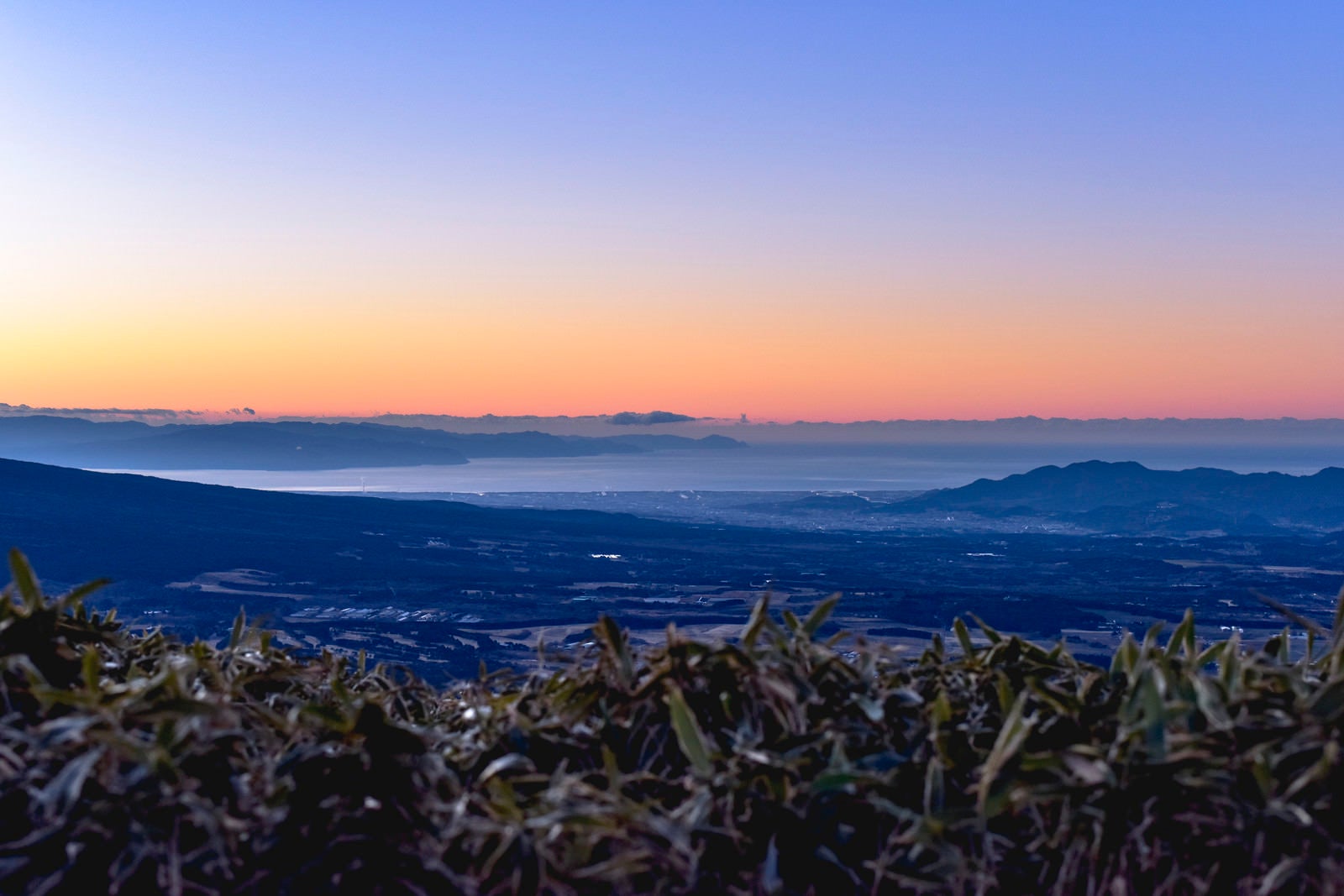 「竜ヶ岳から見る夜明けの駿河湾の街」の写真
