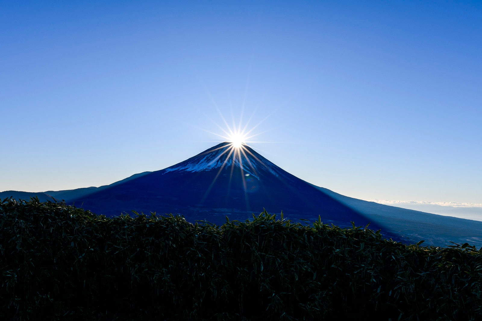 「竜ヶ岳から見る富士山に上がるダイヤモンド富士」の写真