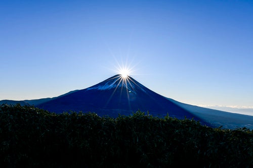 竜ヶ岳から見る富士山に上がるダイヤモンド富士の写真